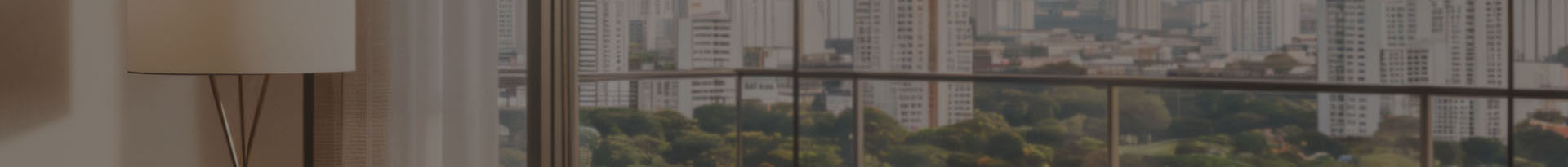 Pessoas adquirindo seu novo imóvel, em um momento de fechamento de contrato ou acordo final