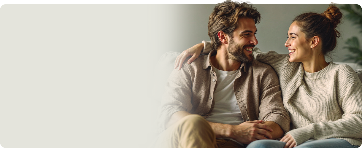 Foto de um casal em um ambiente da casa