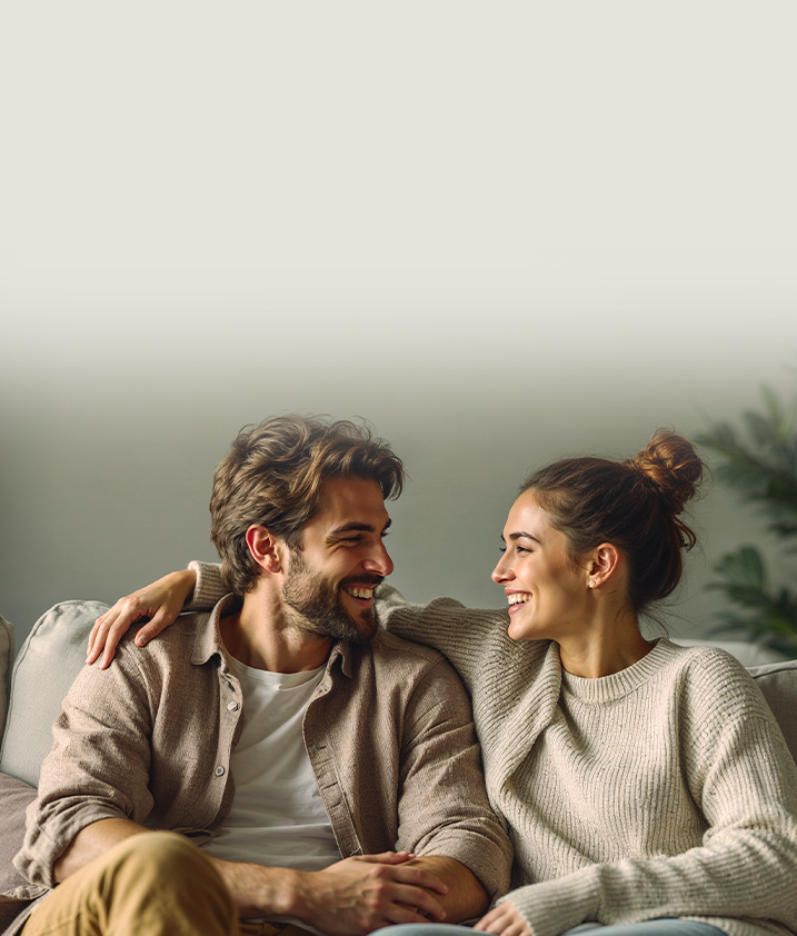 Foto de um casal em um ambiente da casa