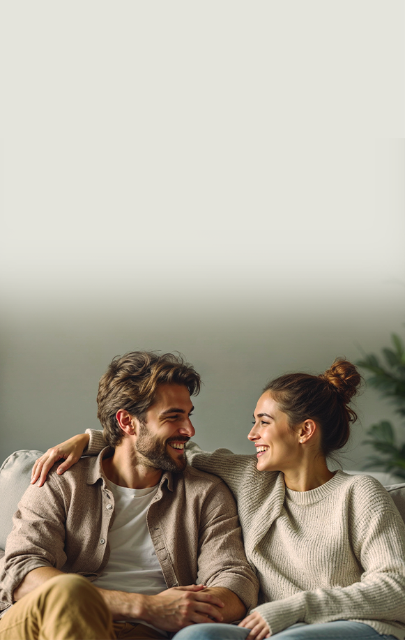 Foto de um casal em um ambiente da casa