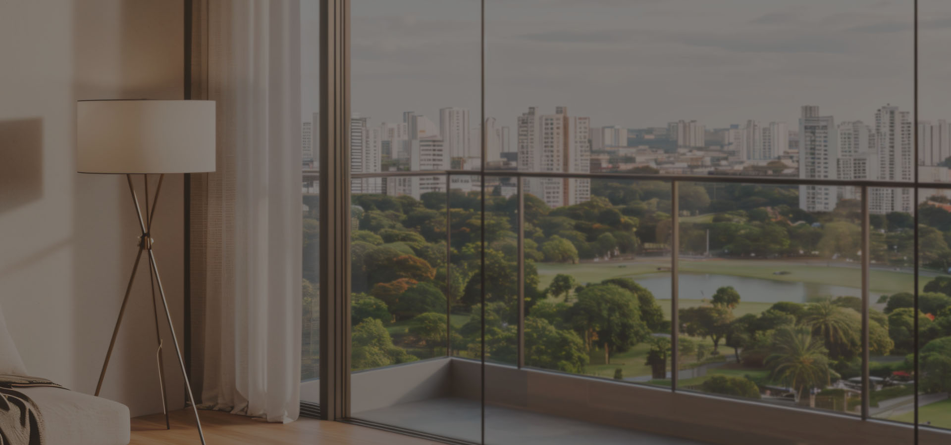 Foto de uma mesa de reunião com algumas pessoas e objetos sobre a mesa